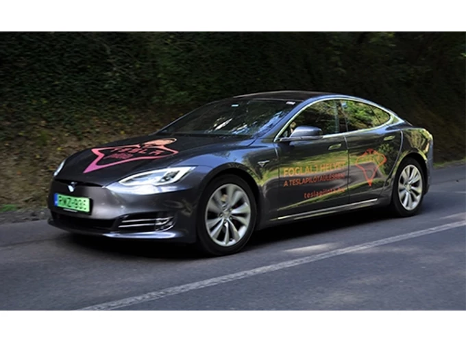 Tesla élményvezetés + élményrepülés Budapest felett